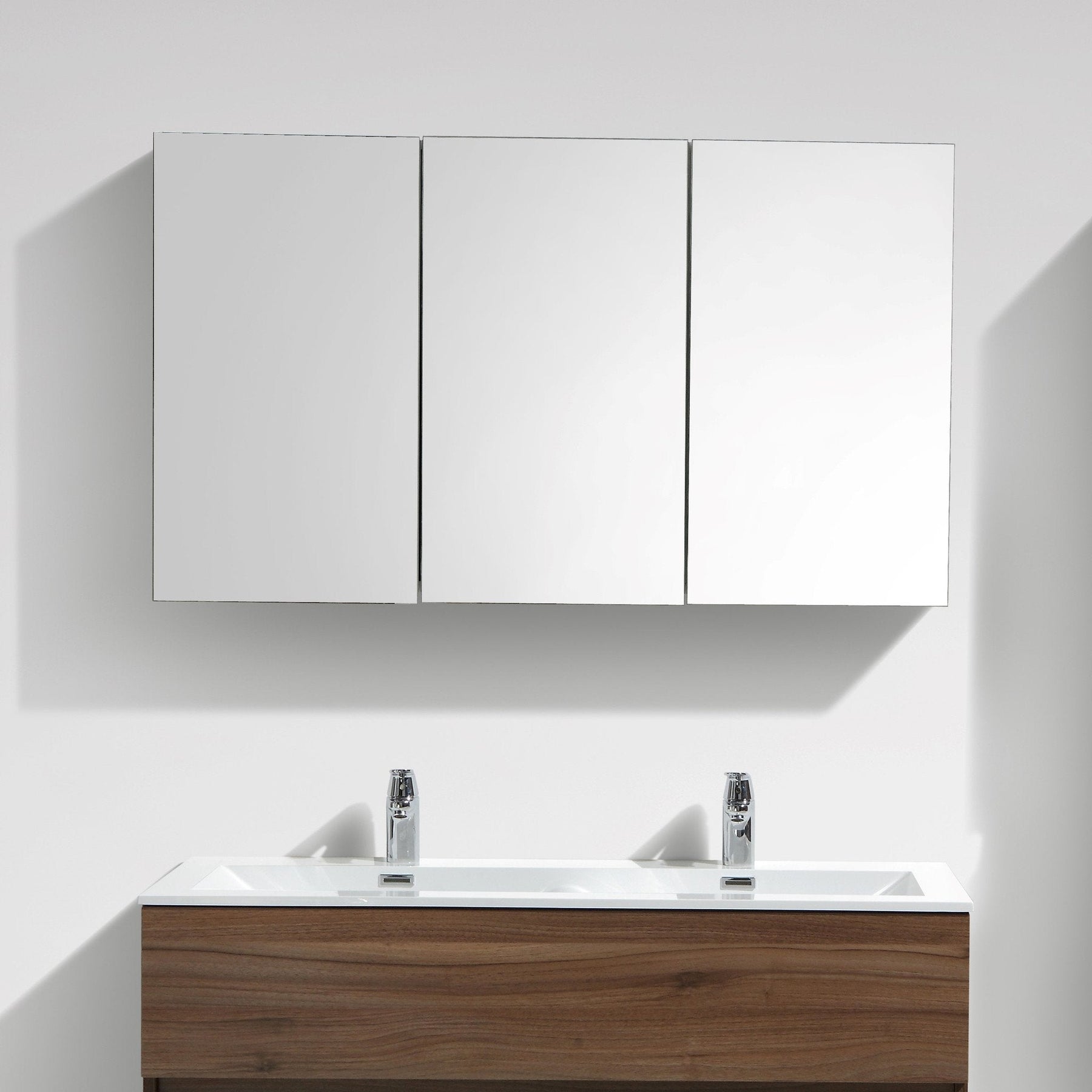 Armadio specchio da bagno 90x15,5x60 cm, 3 ante a specchio, 5 ripiani, montaggio a parete, vetro bianco | Leroy Merlin Armadio specchio da bagno 90x15,5x60 cm, 3 ante a specchio, 5 ripiani, montaggio a parete, vetro bianco | Leroy Merlin